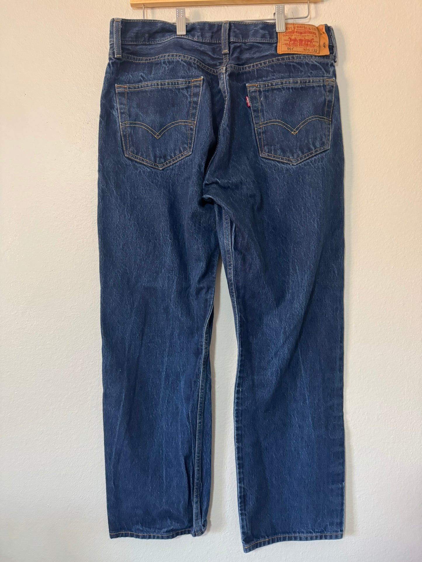 dark wash levi 501